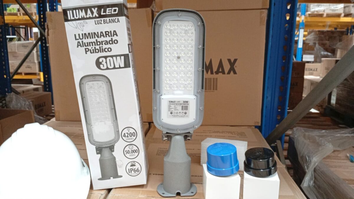 Luminaria Alumbrado Exterior LED 30w Luz Blanca Con Fotocelda - Imagen 1